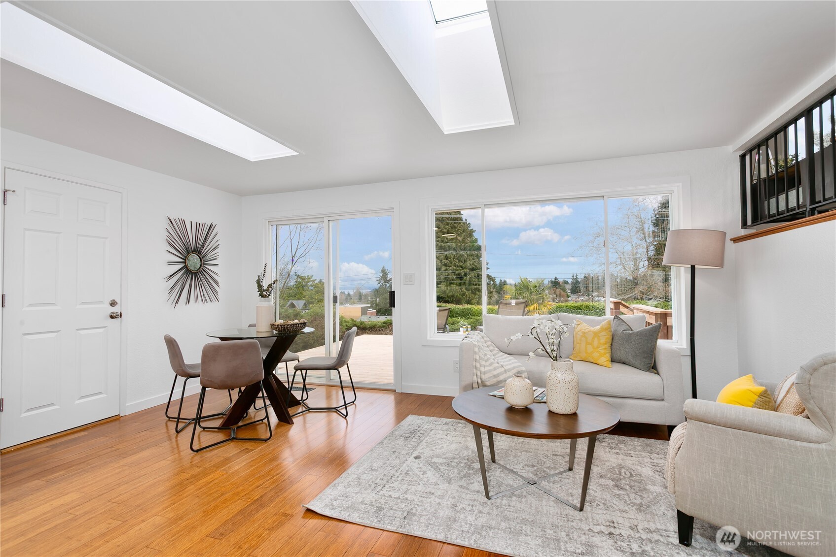 4245 N Vassault Street