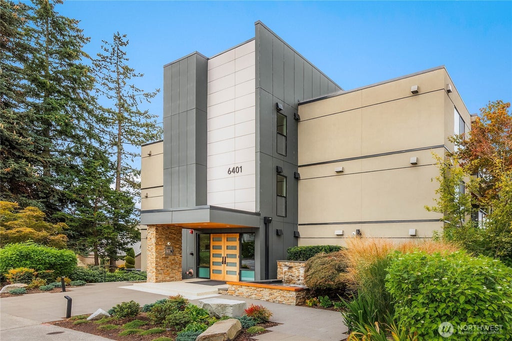 Photo of 6401 Lake Washington Boulevard NE #307, Kirkland, WA 98033 (MLS # 2575180)