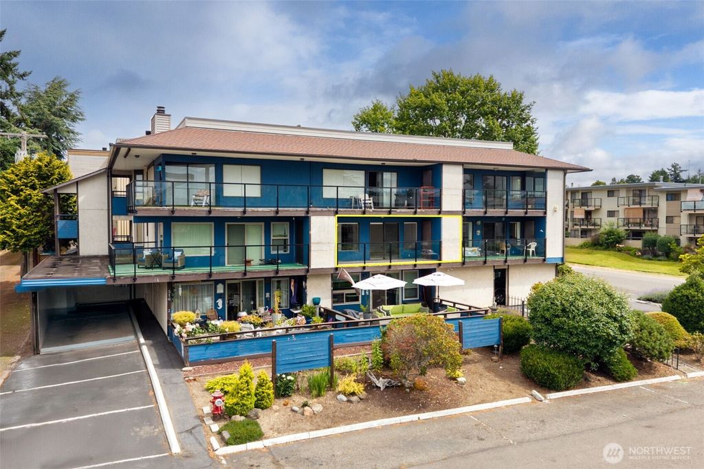 Photo of 516 S 222nd Street #4, Des Moines, WA 98198 (MLS # 2405855)