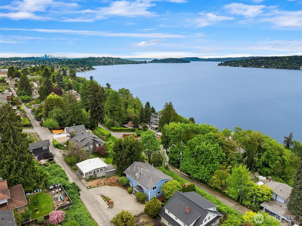 Photo of 9823 Arrowsmith Avenue S, Seattle, WA 98118 (MLS # 2519407)