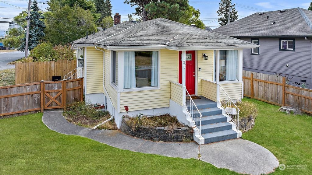 Photo of 1501 McDougall Avenue, Everett, WA 98201 (MLS # 2218331)