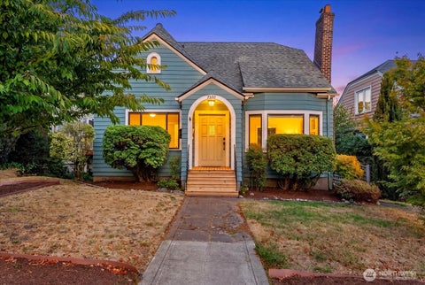 Photo of 7530 Roosevelt Wy WAY NE, Seattle, WA 98115 (MLS # 2580438)