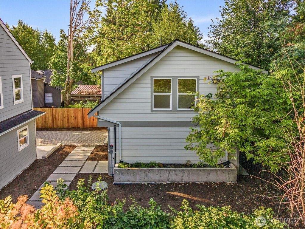 Photo of 9545 Wallingford Avenue N, Seattle, WA 98103 (MLS # 2434480)