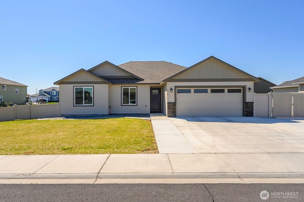 Photo of 1012 8th Avenue NE, Ephrata, WA 98823 (MLS # 2513819)