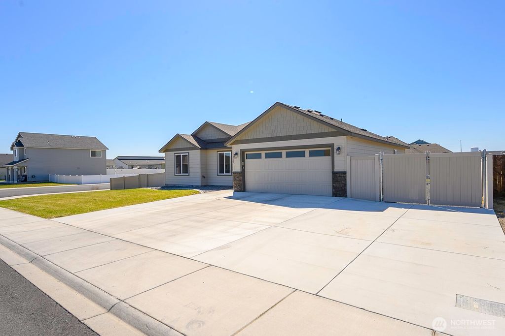 Photo of 1012 8th Avenue NE, Ephrata, WA 98823 (MLS # 2513819)