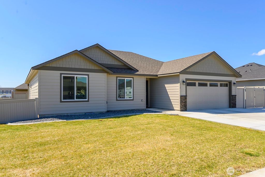 Photo of 1012 8th Avenue NE, Ephrata, WA 98823 (MLS # 2513819)