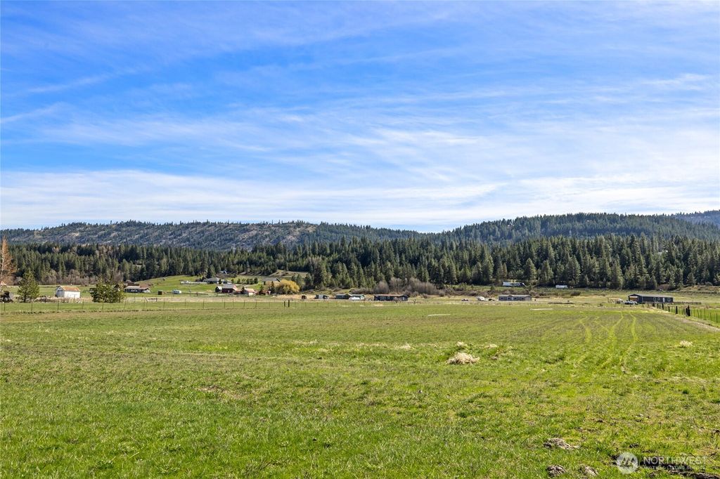 Photo of 0 XXX Lower Peoh Point Road, Cle Elum, WA 98922 (MLS # 2507099)