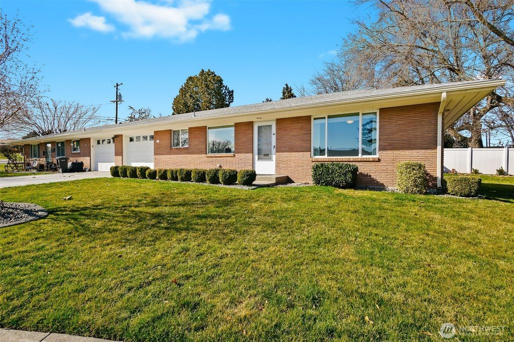 Photo of 404 N 39th Avenue, Yakima, WA 98902 (MLS # 2490032)