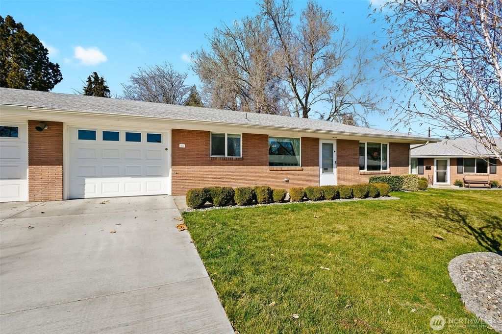 Photo of 404 N 39th Avenue, Yakima, WA 98902 (MLS # 2490032)