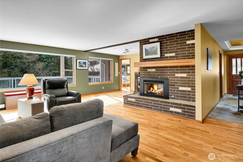 Photo of 18722 56th Avenue NE, Kenmore, WA 98028 (MLS # 2486477)