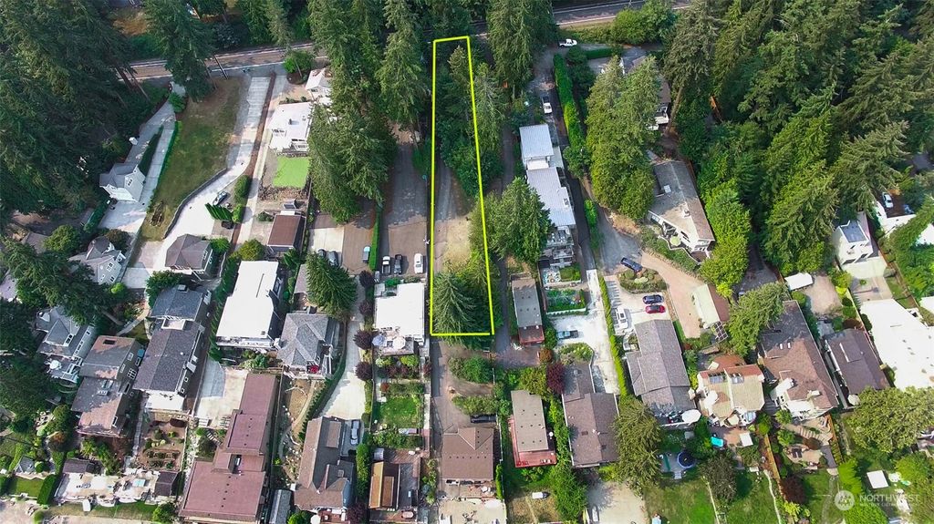 Photo of 2536 W Lake Sammamish Parkway NE, Redmond, WA 98052 (MLS # 1994677)