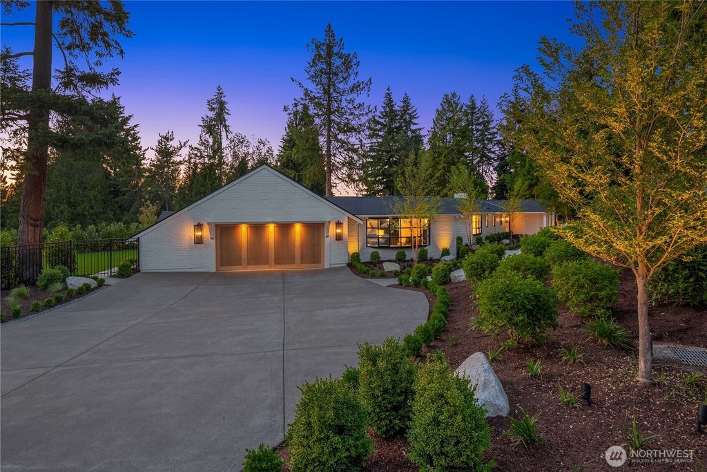 Photo of 2610 86th Avenue NE, Clyde Hill, WA 98004 (MLS # 2394450)