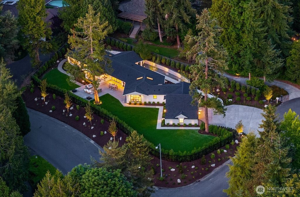 Photo of 2610 86th Avenue NE, Clyde Hill, WA 98004 (MLS # 2394450)