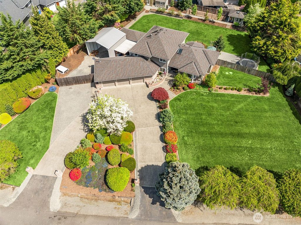Photo of 21118 SE 137th Place, Issaquah, WA 98027 (MLS # 2522173)