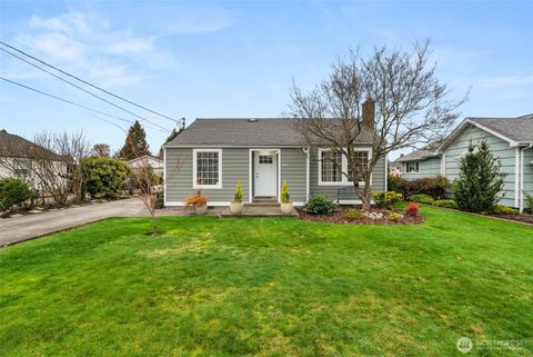 Photo of 913 5th Avenue SW, Puyallup, WA 98371 (MLS # 2468122)