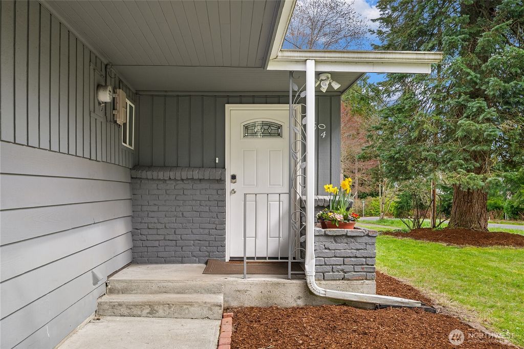 Photo of 13604 NE 100th Street, Kirkland, WA 98033 (MLS # 2505228)