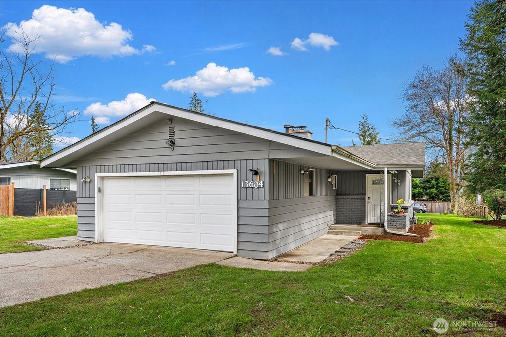 Photo of 13604 NE 100th Street, Kirkland, WA 98033 (MLS # 2505228)