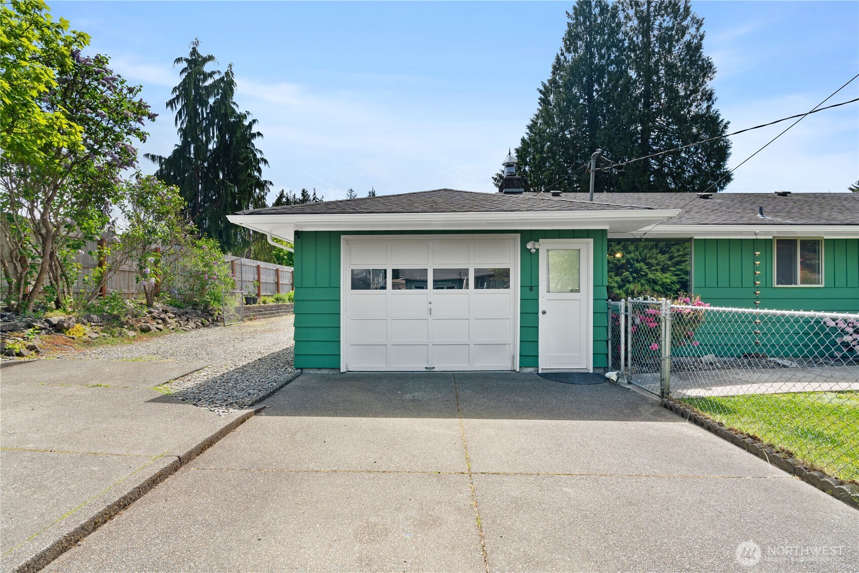 633 W Simpson Avenue