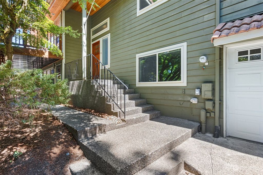 Photo of 15800 71st Avenue NE, Kenmore, WA 98028 (MLS # 2183886)