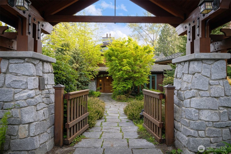 2141 Northshore Road