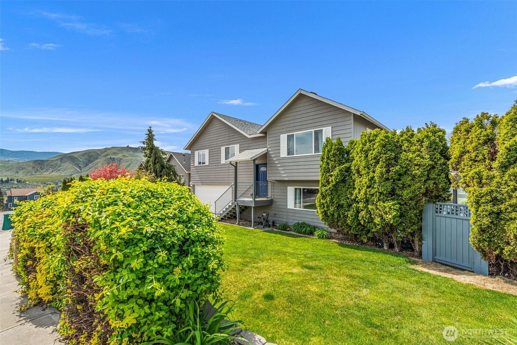 Photo of 712 S Lexington Place, East Wenatchee, WA 98802 (MLS # 2511430)