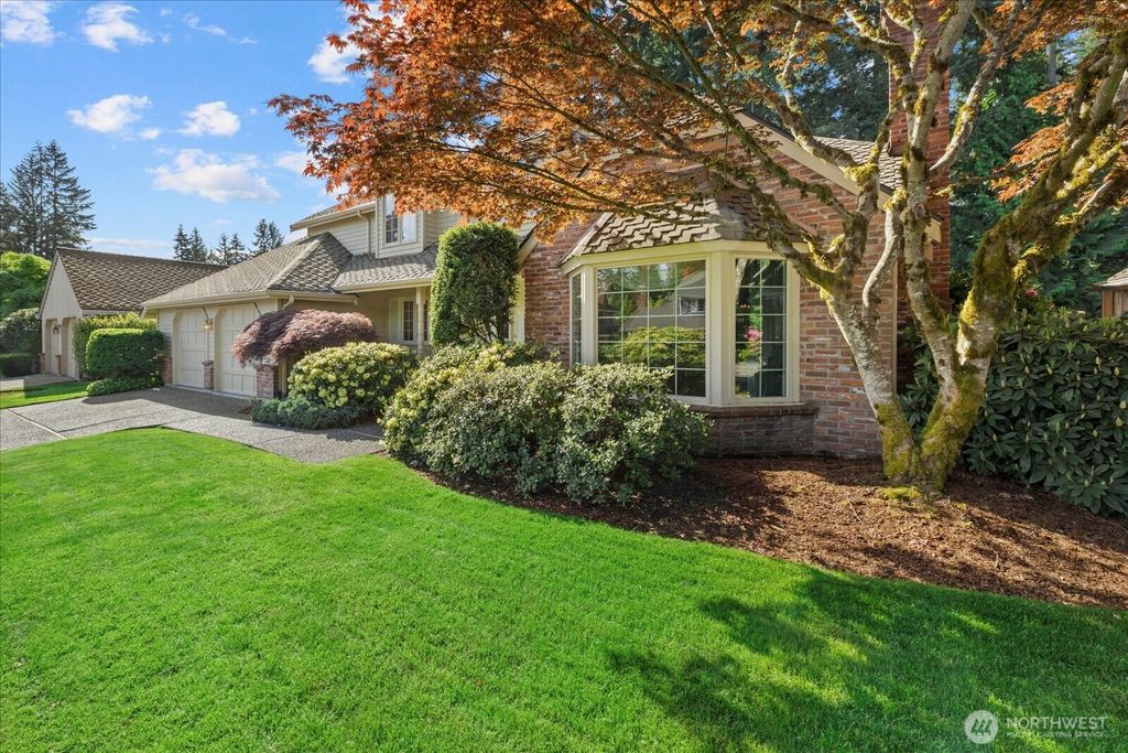 Photo of 12621 NE 68th Place, Kirkland, WA 98033 (MLS # 2366987)