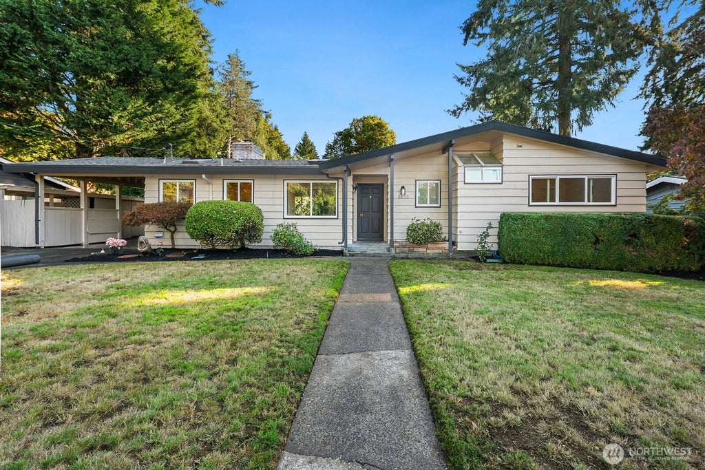 Photo of 6633 NE Arrowhead Drive, Kenmore, WA 98028 (MLS # 2585939)