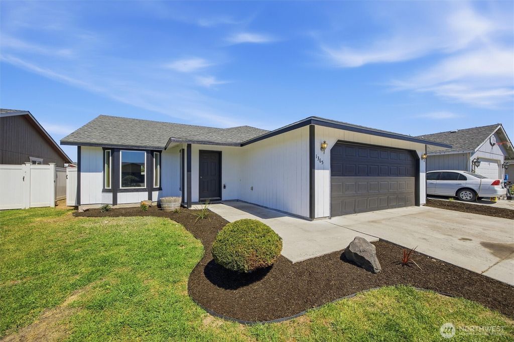 Photo of 1365 E Gemstone Street E, Othello, WA 99344 (MLS # 2514280)