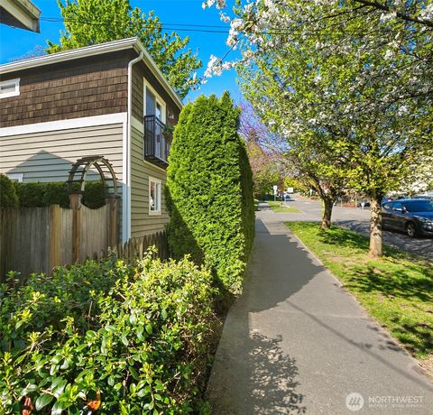429 20th Avenue E Unit B, Seattle, WA 98102 - MLS#: 2342202