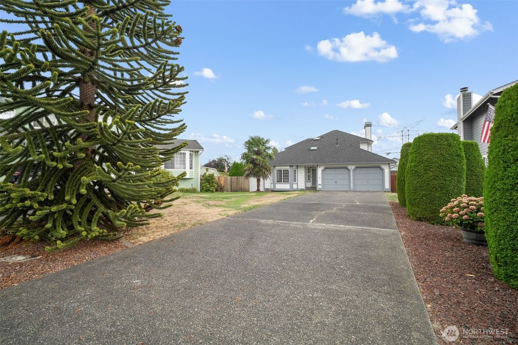 Photo of 34423 15th Circle SW, Federal Way, WA 98023 (MLS # 2434667)