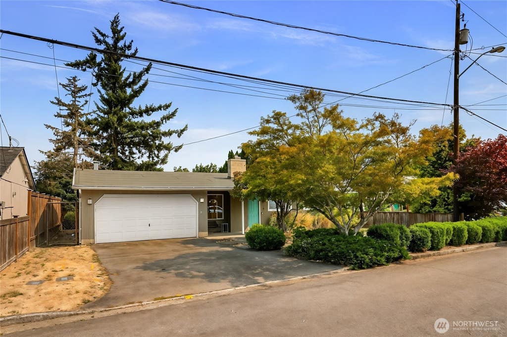 Photo of 612 S 188th Street, Burien, WA 98148 (MLS # 2562576)