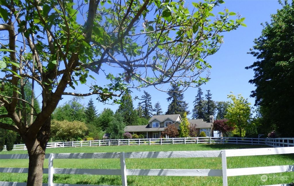 Photo of 11840 194th Avenue NE, Redmond, WA 98053 (MLS # 2205046)