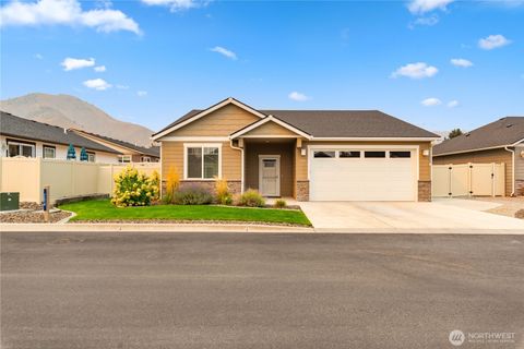 Photo of 204 Pershing Circle, Wenatchee, WA 98801 (MLS # 2438190)