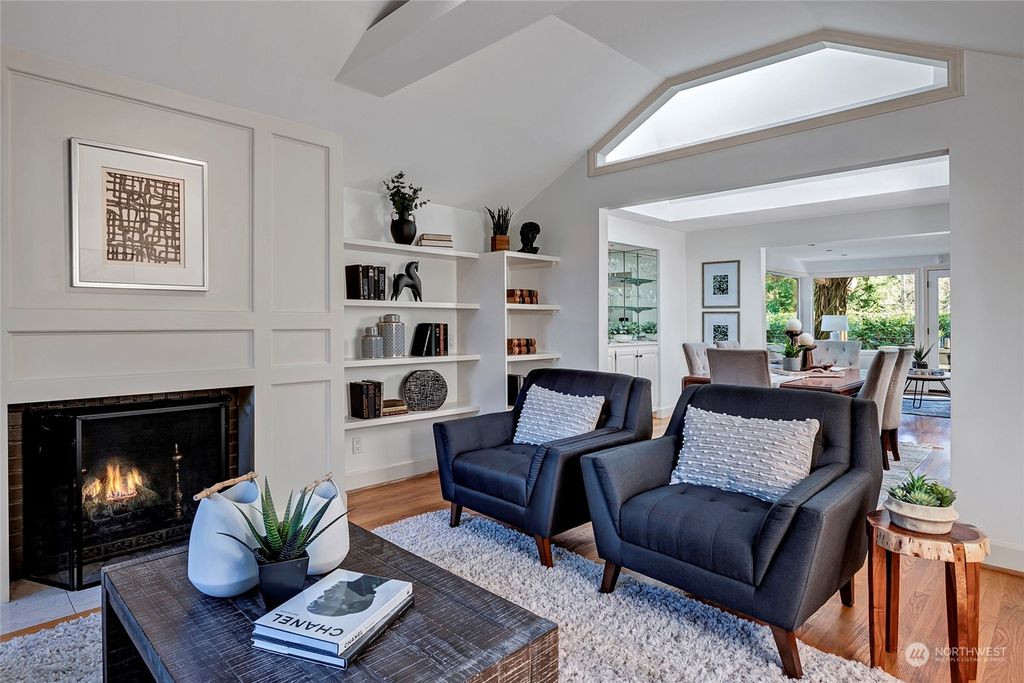 Photo of 7677 NE 14th Street, Medina, WA 98039 (MLS # 2223907)