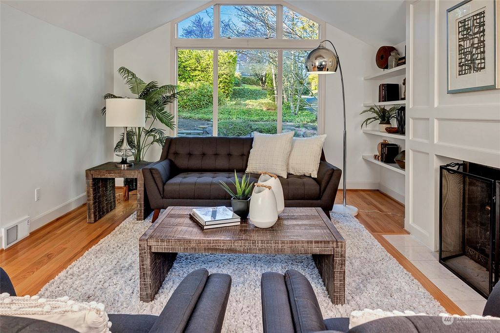 Photo of 7677 NE 14th Street, Medina, WA 98039 (MLS # 2223907)