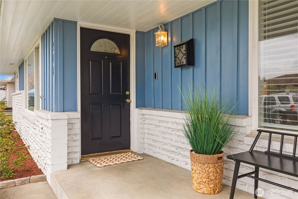 Photo of 908 Lynnwood Avenue NE, Renton, WA 98056 (MLS # 2339813)