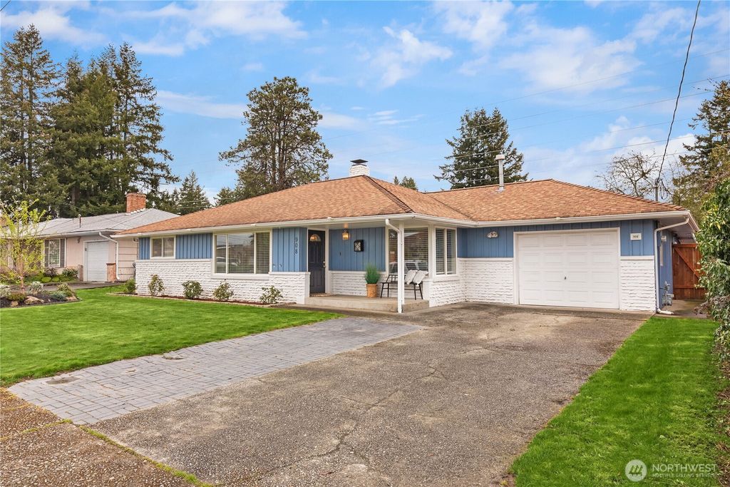 Photo of 908 Lynnwood Avenue NE, Renton, WA 98056 (MLS # 2339813)