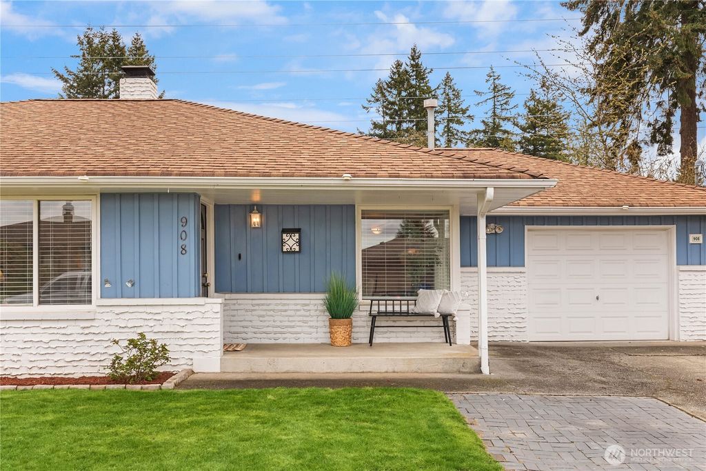 Photo of 908 Lynnwood Avenue NE, Renton, WA 98056 (MLS # 2339813)