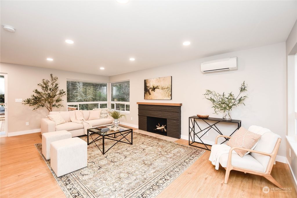 Photo of 18948 Forest Park Drive NE, Lake Forest Park, WA 98155 (MLS # 2204391)