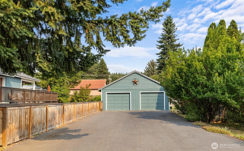 Photo of 407 W Utah Street, Roslyn, WA 98941 (MLS # 2569556)