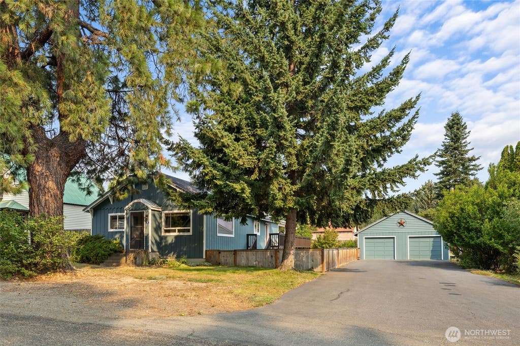 Photo of 407 W Utah Street, Roslyn, WA 98941 (MLS # 2569556)