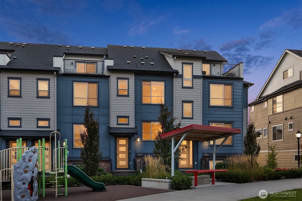 Photo of 1053 6th Walk WALK NE, Issaquah, WA 98029 (MLS # 2564921)