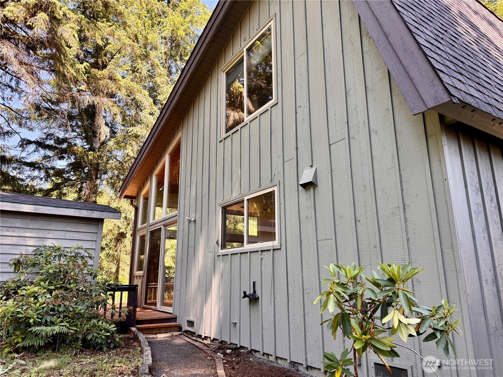 110 E Rhododendron Lane