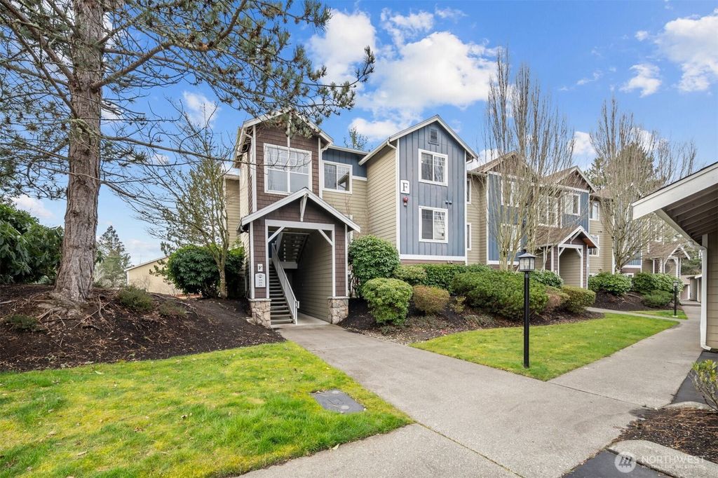 Photo of 710 240TH Way SE #F-301, Sammamish, WA 98074 (MLS # 2481822)