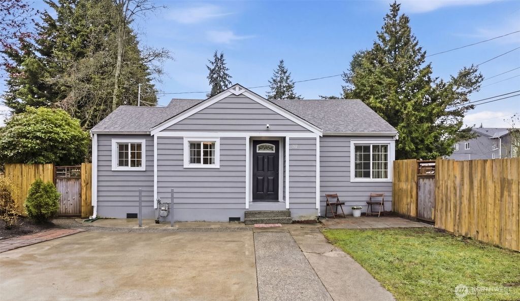 Photo of 317 SW 124th Street, Seattle, WA 98146 (MLS # 2494254)
