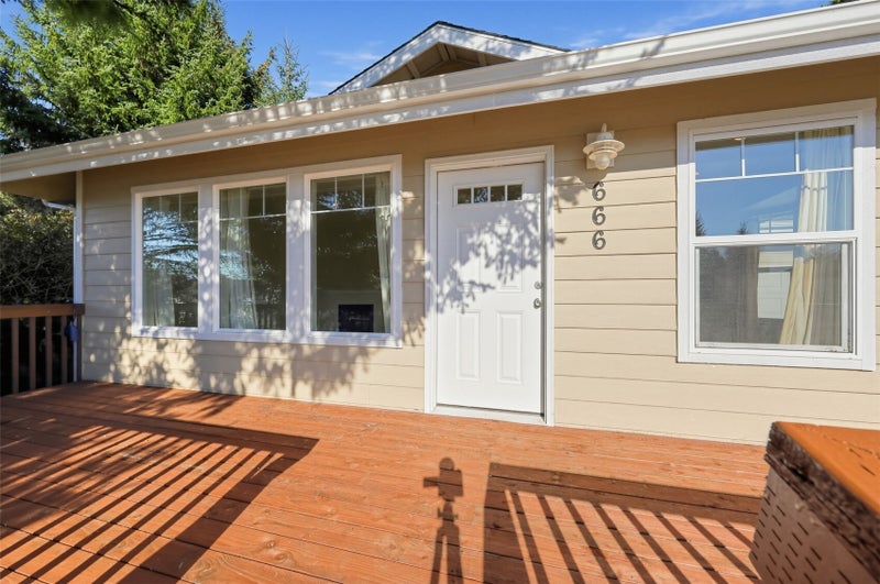 666 Island Circle SE