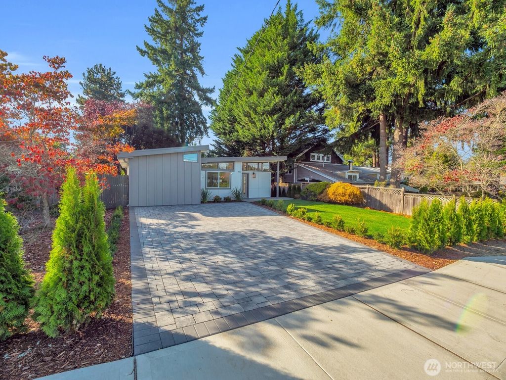 Photo of 112 Th SE 3131 Avenue, Bellevue, WA 98004 (MLS # 2442278)