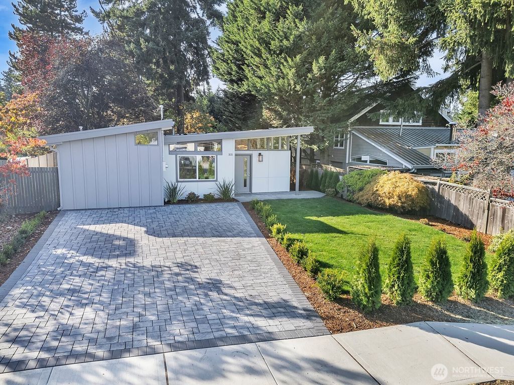Photo of 112 Th SE 3131 Avenue, Bellevue, WA 98004 (MLS # 2442278)