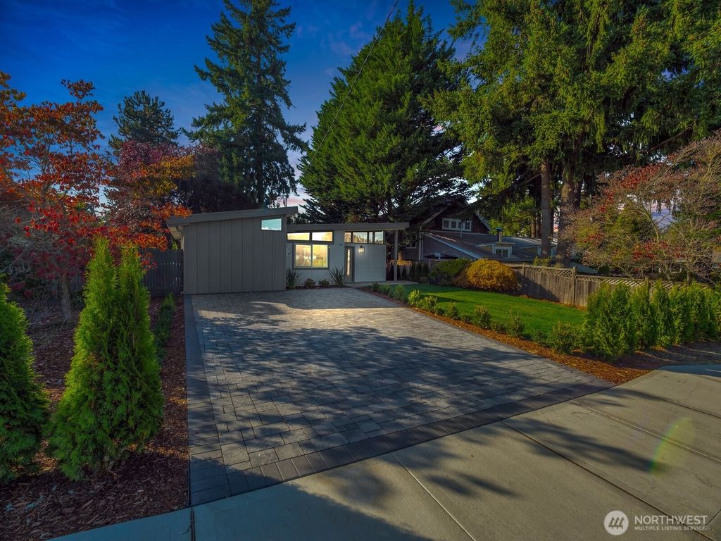 Photo of 112 Th SE 3131 Avenue, Bellevue, WA 98004 (MLS # 2442278)