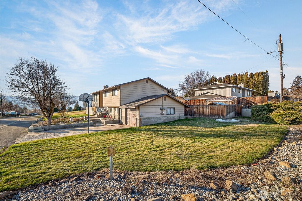 Photo of 2149 NE 1st Street, East Wenatchee, WA 98802 (MLS # 2470346)